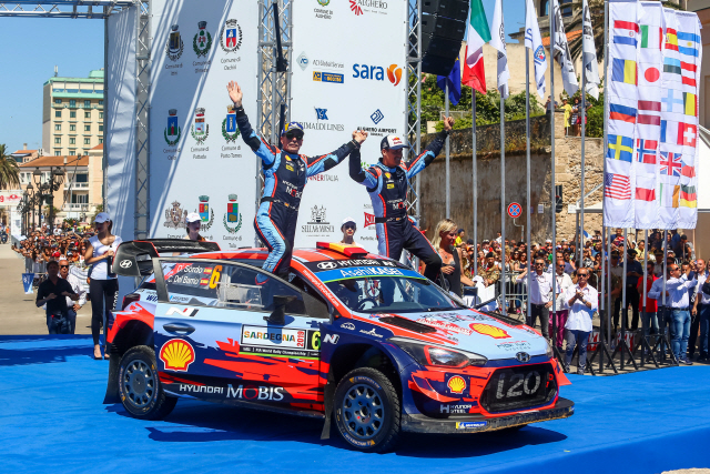 지난 13일(현지시간)~16일 이탈리아 샤르데냐에서 열린 ‘2019 월드랠리챔피언십(이하 WRC)’ 8차 대회에서 우승을 차지한 현대차 월드랠리팀 다니 소르도(오른쪽·Dani Sordo) 선수와 보조(Co) 드라이버 칼로스 델 바리오(Carlos Del Barrio) 선수가 랠리카에 올라 기념촬영을 하고 있다.