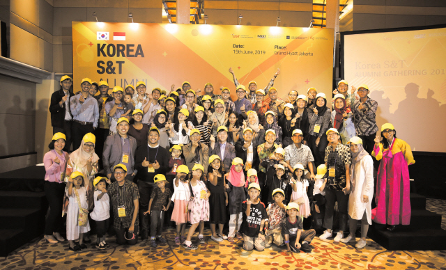 ‘KOREA S&T 연합동문회’ 발족식 참석자들이 자리를 함께 하고 있다. 사진제공=UST