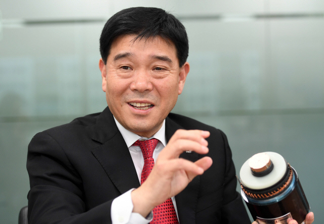 권영일 LS전선아시아 대표가 베트남에서 생산하는 220kv 초고압 전력 송전용 케이블을 소개하고 있다. /이호재기자