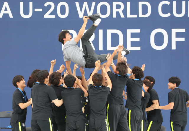 U-20 월드컵 축구 대표팀 선수들이 17일 서울시청 앞 광장에서 진행된 환영식에서 정정용 감독을 헹가래 치고 있다. /연합뉴스