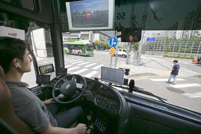 KT 연구진이 자율주행 버스로 서울 강북 지역에서 ‘5G-V2X’ 기술을 실증하고 있다./사진제공=KT