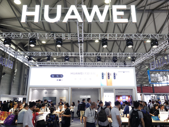 최근 중국 상하이에서 열린 IT·가전박람회인 ‘CES 아시아 2019’의 화웨이 전시장에 많은 관람객들이 운집해 있다. 국내 기업들은 미국 주도의 화웨이 제재 움직임에 대한 정부 차원의 가이드라인 마련이 필요하다는 입장이다. /연합뉴스