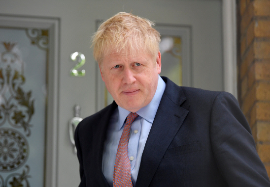 보리스 존슨 전 영국 외무장관이 15일(현지시간) 런던에 있는 자택을 나서고 있다. /런던=로이터연합뉴스