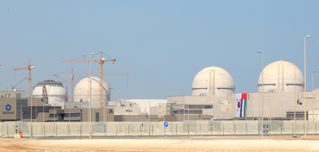 한국이 아랍에미리트(UAE)에 건설한 바라카 원전. 국정원이 한국이 보유한 원전 핵심기술이 해외로 유출된 것에 대해 조사를 벌이고 있다. /연합뉴스