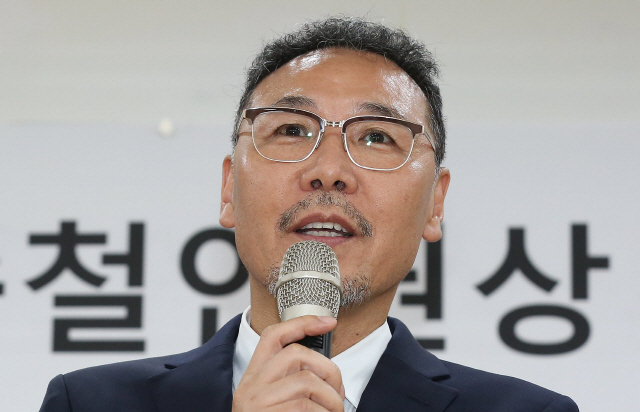 지난 7일 오전 서울 용산구 민주인권기념관에서 열린 ‘제15회 박종철인권상’ 시상식에서 수상자인 강용주 씨가 수상소감을 밝히고 있다. 강 씨는 최연소 비전향 장기수로 20년간 보안관찰법과 싸워왔다./연합뉴스