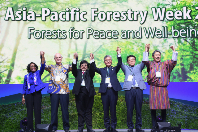 김재현(사진 왼쪽에서 네번째) 산림청장이  ‘2019 아태지역 산림위원회 및 산림주간’행사에서 산림관련 국제기구 관계자들과 개회 세리머니를 하고 있다.사진제공=산림청