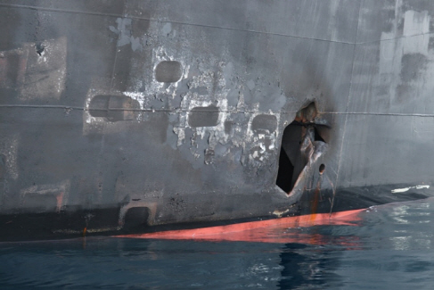 피격된 선박에 커다란 구멍이 나 있다.   /EPA연합뉴스