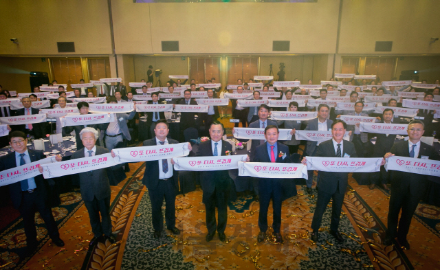 웅진코웨이는 지난 18일 서울시 서대문구에 위치한 그랜드힐튼호텔에서 ‘2019년 협력사의 날’을 개최했으며 이해선 (앞줄 가운데) 웅진코웨이 대표이사 및 협력사 관계자들이 기념촬영을 하고 있다./사진제공=웅진코웨이