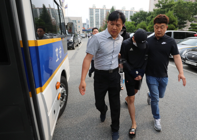 친구를 때려 숨지게 한 10대 4명이 구치감으로 압송되고 있다./연합뉴스