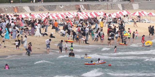 부산 해운대해수욕장에 몰려든 관광객들이 휴식을 즐기고 있다./연합뉴스