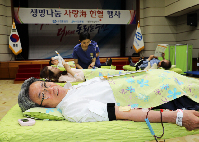 19일 서울 송파구 본사에서 이동빈 Sh수협은행장이 ‘생명나눔 사랑 해(海) 헌혈 행사’에 참여해 임직원들과 함께 헌혈을 하고 있다./사진제공=수협은행