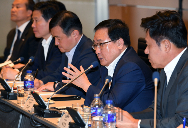 유영민(오른쪽 두번째) 과학기술정보통신부 장관이 19일 서울 여의도 전경련 회관에서 열린 5G+전략위원회 회의에서  모두발언을 하고 있다./성형주기자