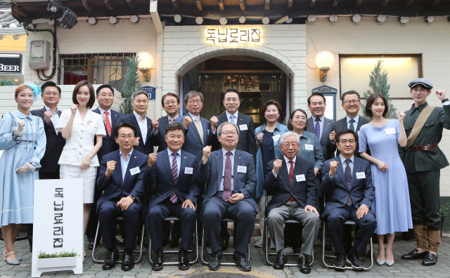 신한희망재단이 독립투사들이 즐겨 먹던 메뉴를 선보이기 위해 서울 종로구 익선동 한옥거리에 오픈한 ‘독닙료리집’에서 김영종(앞줄 왼쪽부터) 종로구청장, 김원웅 광복회장, 독립유공자의 후손인 이준식 독립기념관장, 한완상 임시정부수립100주년기념사업추진위원장, 조용병(뒷줄 왼쪽 여덟번째) 신한희망재단 이사장이 지난 18일 오픈을 축하하며 파이팅을 외치고 있다. /사진제공=신한희망재단