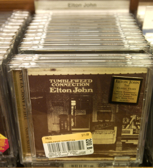 유니버설뮤직그룹에서 발간한 가수 엘턴 존의 CD가 미국 뉴욕의 한 서점에 전시돼 있다.     /블룸버그