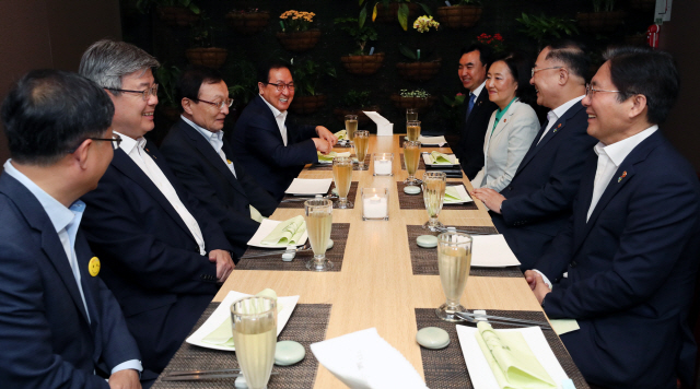 이해찬(왼쪽 세번째) 더불어민주당 대표가 19일 서울 여의도 한 음식점에서 경제부처장관들을 만나 오찬에 앞서 환담하고 있다. 왼쪽부터 시계방향으로 김성환 더불어민주당 의원, 이재갑 고용노동부 장관, 이 대표, 유영민 과학기술정보통신부 장관, 윤관석 더불어민주당 의원, 박영선 중소벤처기업부 장관, 홍남기 경제부총리겸 기획재정부 장관, 성윤모 산업통상자원부 장관./연합뉴스