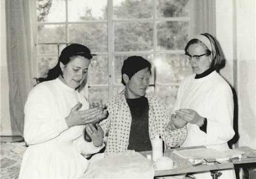 소록도에서 환자를 돌보는 마가렛 수녀(왼쪽)와 마리안느 수녀(오른쪽)/사진=사단법인 마리안느와 마가렛 제공