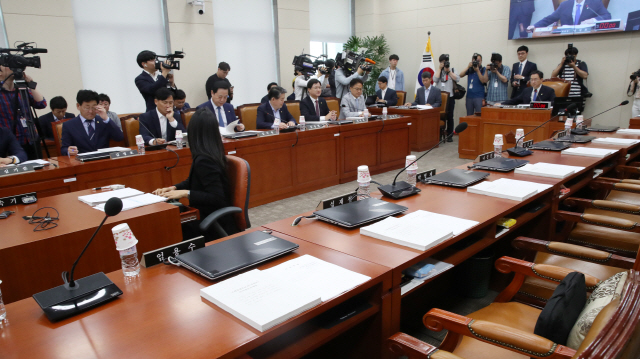 19일 국회에서 열린 기재위 전체회의에 자유한국당 의원들이 불참해 좌석이 비어 있다. /연합뉴스