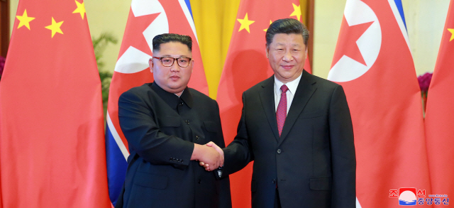 지난해 6월 중국을 방문한 김정은 북한 국무위원장이 베이징 인민대회당에서 열린 공식 환영식에서 시진핑 중국 주석과 악수하는 모습. /연합뉴스