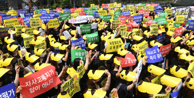 서울 자율형사립고 학부모연합회 소속 학부모들이 20일 서울시교육청 앞에서 집회를 열어 자사고 평가 취지에 맞는 교육청의 공정한 평가를 요구하고 있다./오승현기자 2019.6.20