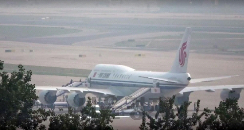 북한 방문에 나선 시진핑 중국 국가주석이 20일 오전 베이징 서우두 공항에서 전용기에 오르고 있다. /베이징=연합뉴스