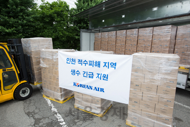 대한항공은 19일 인천시 적수피해 지역 학교에 생수 1,000박스를 지원했다고 20일 밝혔다./사진제공=대한항공
