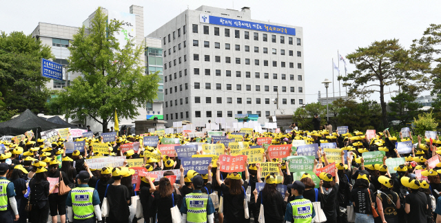 서울 자율형사립고 학부모연합회 소속 학부모들이 20일 서울시교육청 앞에서 집회를 열어 자사고 평가 취지에 맞는 교육청의 공정한 평가를 요구하고 있다./오승현기자 2019.6.20