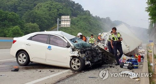 4일 오전 충남 공주시 우성면 당진∼대전고속도로 당진 방향 65.5㎞ 지점에서 라보 화물차가 역주행하다 마주 오던 포르테 승용차와 정면으로 충돌했다. /연합뉴스