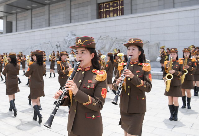 북한 군악대가 20일 평양의 금수산태양궁전 광장에서 열린 시진핑 중국 국가주석 환영행사에서 연주를 하고 있다./신화연합뉴스