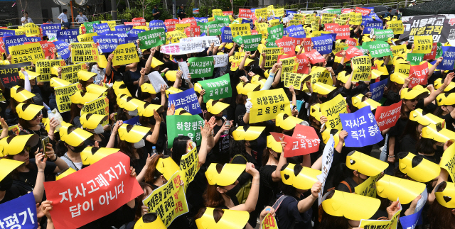 전주 상산고와 안산 동산고의 자사고 재지정 취소 결정이 나온 20일 오전 서울 22개 자율형사립고 학부모들이 서울 종로구 서울시교육청 앞에서 자사고 재지정 방침에 항의하는 집회를 하고 있다. /오승현기자