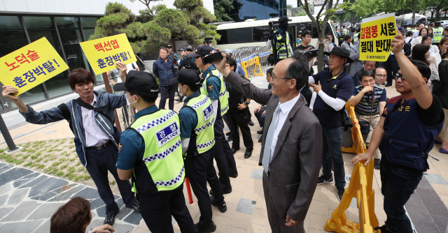 보훈단체들 ‘김원봉-백선엽 공방’…광복회관 앞 찬반집회      (서울=연합뉴스) 임헌정 기자 = ‘약산 김원봉 서훈’과 ‘백선엽 장군 친일논란’을 둘러싸고 보훈단체 간 공방전이 격렬해지고 있는 가운데 20일 오후 여의도 광복회관 앞에서 ‘김원봉 서훈 절대 반대’라고 적힌 손피켓을 든 향군 관계자(오른쪽)와 ‘노덕술·백선엽 훈장박탈!’이라고 적힌 반대 단체 회원이 맞서고 있다. 2019.6.20      kane@yna.co.kr  (끝)      <저작권자(c) 연합뉴스, 무단 전재-재배포 금지>