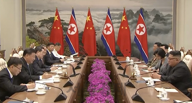 북한을 국빈방문한 시진핑(왼쪽 두번째) 중국 국가주석이 20일 김정은(오른쪽) 북한 국무위원장과 한반도 비핵화와 양국간 경협방안에 대해 정상회담을 갖고 있다./CCTV 캡처