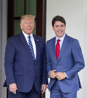 도널드 트럼프(왼쪽) 미국 대통령과 쥐스탱 트뤼도 캐나다 총리/EPA연합뉴스