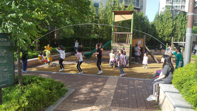 놀이터에서 놀고있는 어린이들 모습./사진제공=서울시