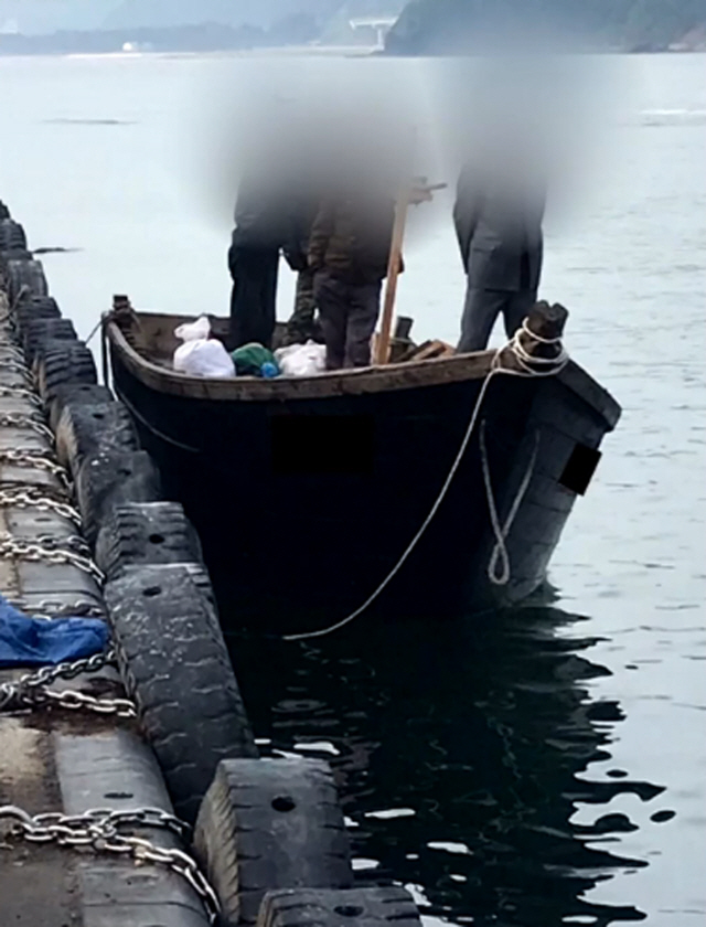 지난 15일 북한 선원 4명이 탄 어선이 삼척항에 정박했다고 KBS가 18일 보도했다. 사진은 북한 어선이 삼척항 내에 정박한 뒤 우리 주민과 대화하는 모습. /연합뉴스(KBS제공)