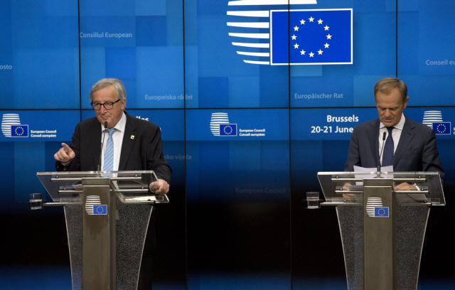 장 클로드 융커(왼쪽) 유럽연합(EU)집행위원장과 도날트 투스크 EU 정상회의 상임의장이 21일(현지시간) 브뤼셀에서 열린 EU 정상회담을 마친 뒤 기자회견장에서 기자들의 질문을 받고 있다./브뤼셀=AP연합뉴스