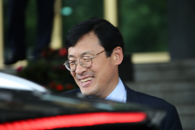 이호승(54) 신임 청와대 경제수석이  21일 오후 정부서울청사 로비에서 환히 웃으며 인사하고 있다. /연합뉴스