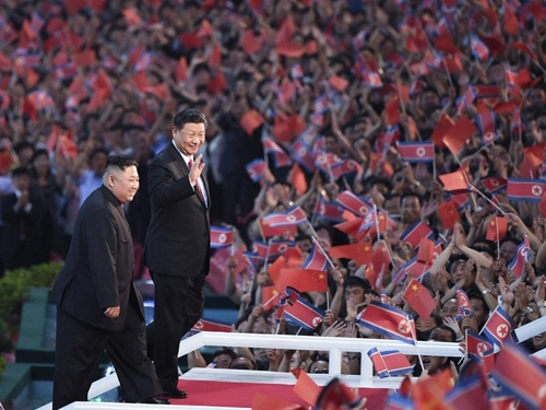 김정은 북한 국무위원장과 시진핑 중국 국가 주석이 20일 단상에 오르고 있다./신화사 캡처=연합뉴스