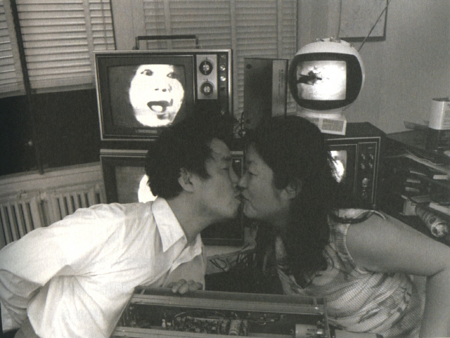 백남준과 구보다 시게코가 결혼하기 전인 1974년 작업실에서의 모습이다. ⓒTom Haar