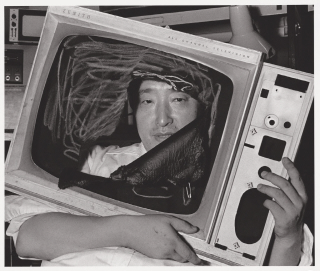 1983년 자신의 스튜디오에서 텔레비전을 부둥켜 안은 백남준. /사진제공=임영균