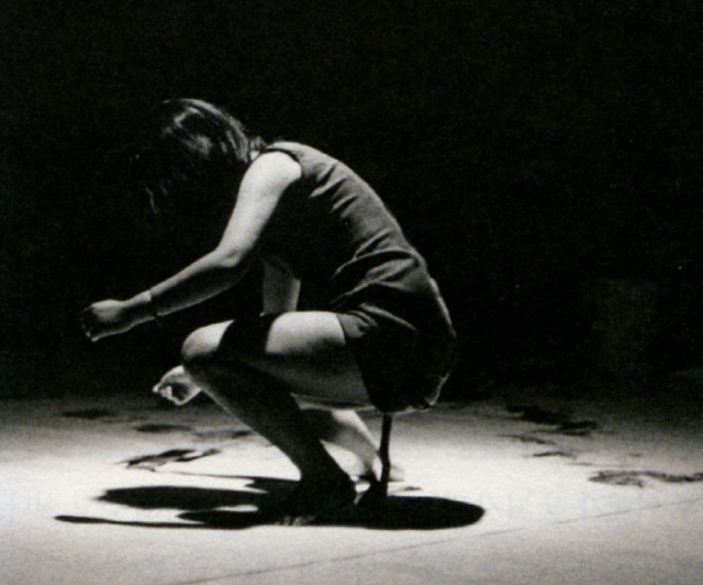구보다 시게코의 1965년 퍼포먼스 ‘버자이너 페인팅’. 조지 마키우나스가 찍은 사진이며 뉴욕근현대미술관(MOMA)이 아카이브로 소장하고 있다.