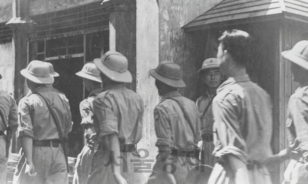 임시정부 시절인 1941년 10월부터 활동한 것으로 알려진 경위대원들이 중국 충칭 일대를 정복을 입고 순찰하고 있다. /사진제공=경찰청
