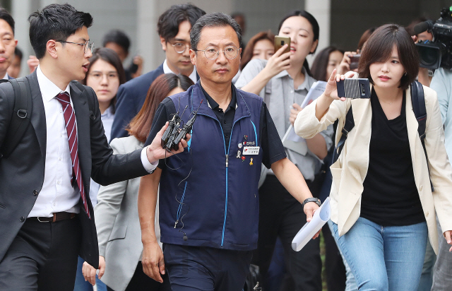 김명환(가운데) 전국민주노동조합총연맹 위원장이 21일 영장실질심사(구속 전 피의자심문)를 받기 위해 법정으로 향하고 있다. 김 위원장은 지난 3∼4월 국회 앞 시위 중 불법행위를 주도한 혐의를 받았다./오승현기자 2019.6.21