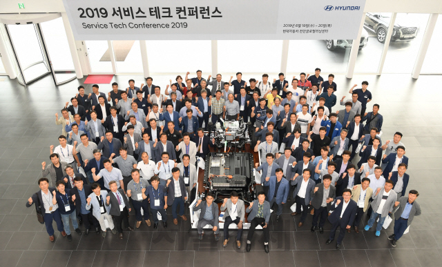 현대자동차는 지난 19일부터 이틀간 현대차 천안 글로벌러닝센터에서 ‘2019 서비스 테크 콘퍼런스’를 개최했다. 컨퍼런스에 참가한 참가자들이 단체사진을 찍고 있다. /사진제공=현대차