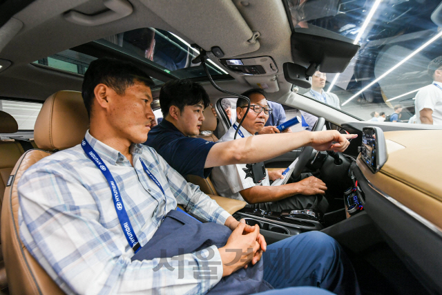 현대자동차는 지난 19일부터 이틀간 현대차 천안 글로벌러닝센터에서 ‘2019 서비스 테크 콘퍼런스’를 개최했다. 컨퍼런스에 참가한 참가자들이 자동차 신기술에 대한 강연을 듣고 직접 체험해보고 있다. /사진제공=현대차