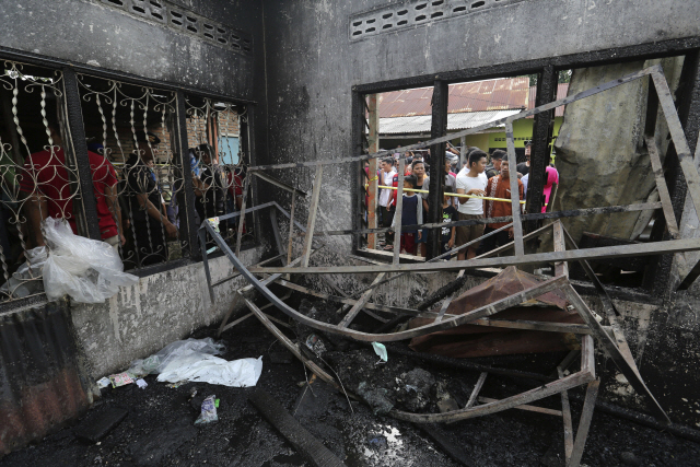 21일 화재가 발생한 인도 수마트라섬 북부의 한 라이터 공장. /AP연합뉴스