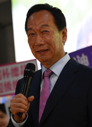 내년 대만 총통 선거 출사표 궈타이밍 폭스콘 회장 공식 사임