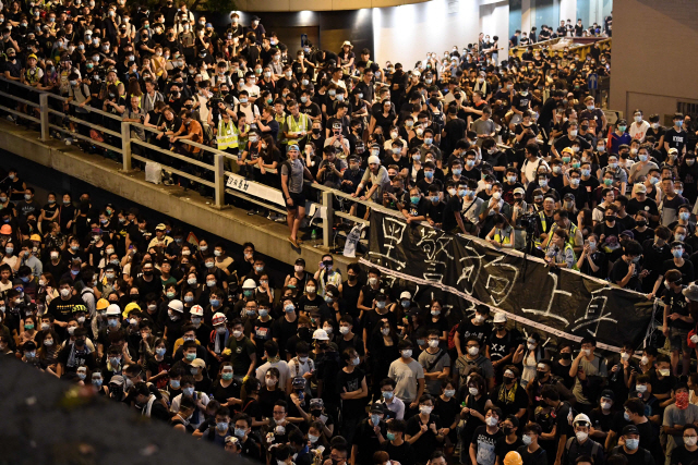 ‘범죄인 인도 법안(송환법)’에 반대하는 홍콩 시위대가 21일 경찰본부 앞에서 대규모 집회를 열고 있다. 전날 저녁까지 홍콩 정부가 ‘송환법 완전 철회’ 등 홍콩 학생조직이 내건 4대 요구사항을 받아들이지 않자 이날 수천 명의 홍콩 시민들이 또다시 거리로 쏟아져 나왔다. /홍콩=AFP연합뉴스