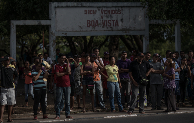 지난해 2월 17일(현지시간) 베네수엘라 이주민들이 브라질 호라이마주 시몬 볼리바르 광장에서 음식을 제공받기 위해 줄을 서 있다. /호라이마=블룸버그