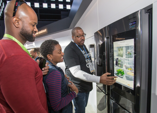 지난 1월 미국 라스베이거스에서 열린 세계 최대 가전전시회 CES 2019에서 관람객들이 삼성전자 패밀리허브 냉장고를 살펴보고 있다. /사진제공=삼성전자