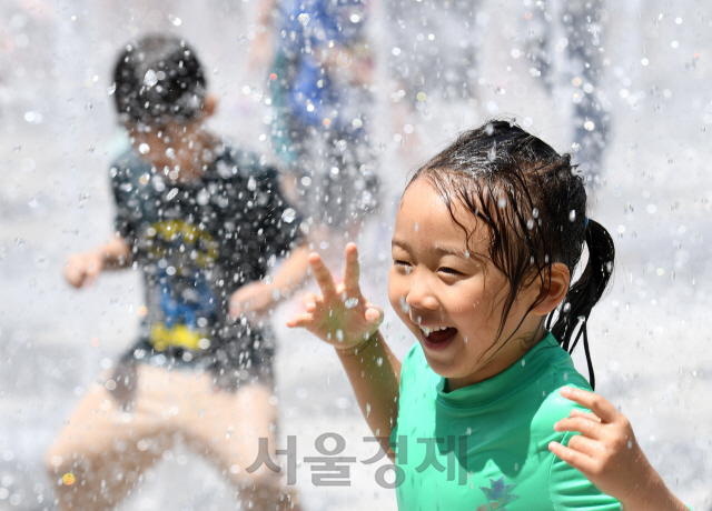 서울 낮 기온이 30도 안팎까지 오른 23일 서울 성동구 서울숲 분수대에서 어린이들이 물놀이를 즐기고 있다./성형주기자 2019.06.23